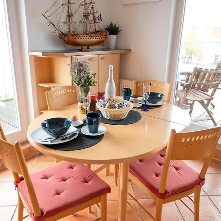 Duene Mit Grosser Sonnenterrasse, Kamin, Wlan Und Tiefgarage Fuer 2-4 Personen Kuehlungsborn